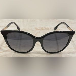 Never worn new Burberry sunglasses